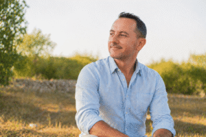 Cédric Ferrante, coach IKIGAI et sophrologue, au Centre Ananda à Cannes La Bocca. Ici en pleine nature et souriant