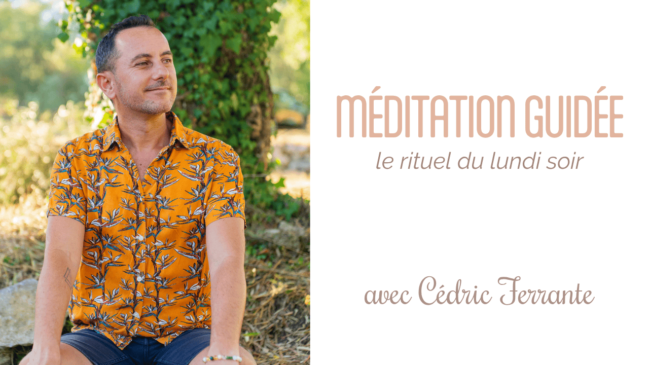 Espace collectif du Centre Ananda à Cannes La Bocca – lieu des cercles de méditation animés par Cédric Ferrante, avec poufs roses, bougie allumée et cartes d’oracle disposées au centre.