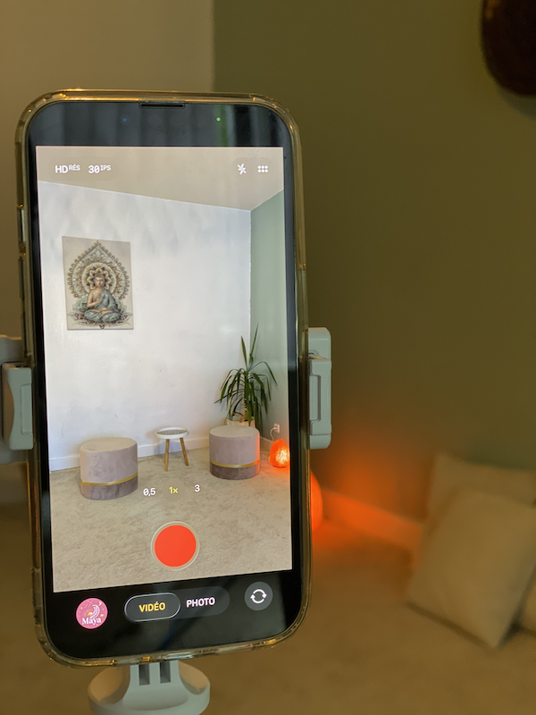 Installation d'une interview filmée au smartphone dans l'espace collectif du Centre Ananda à Cannes Mandelieu