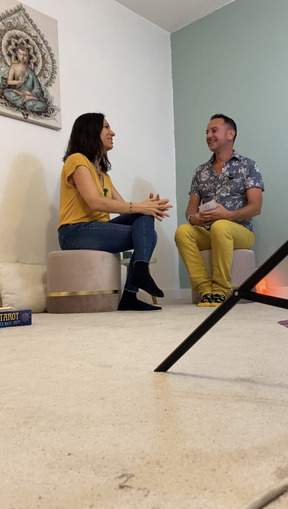 Cédric Ferrante pendant une interview filmée dans l'espace collectif du Centre Ananda à Cannes Mandelieu
